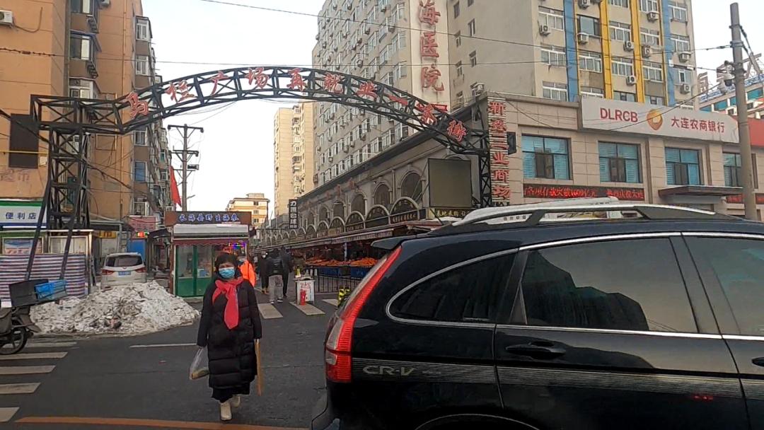 新闻大连同样的情况出现在马栏广场附近的地利生鲜超市.