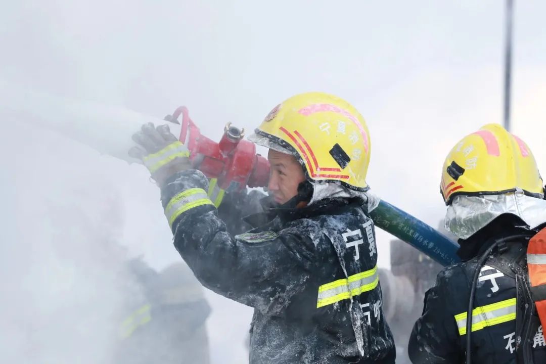 英勇无畏的他们瞬间秒变"冰甲"战士为了保护人民群众生命财产安全他们