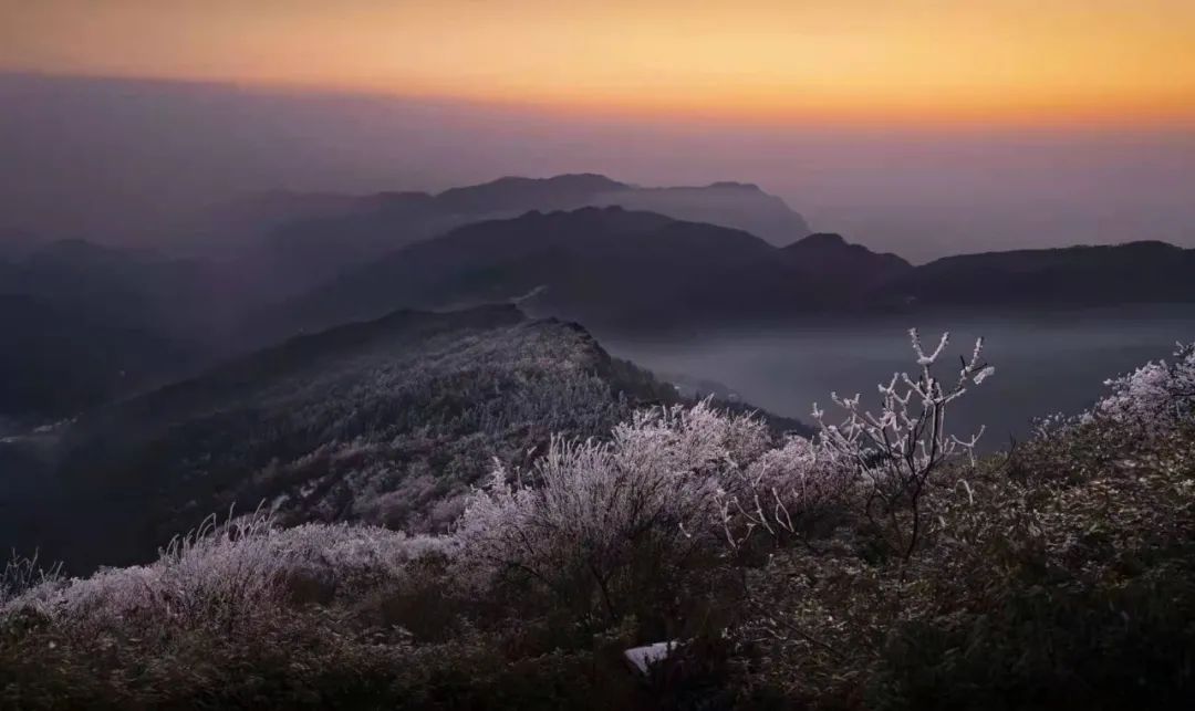 華鎣山氣溫普遍在0℃以下,高海拔地區路段易出現道路結冰,上山賞冰凌