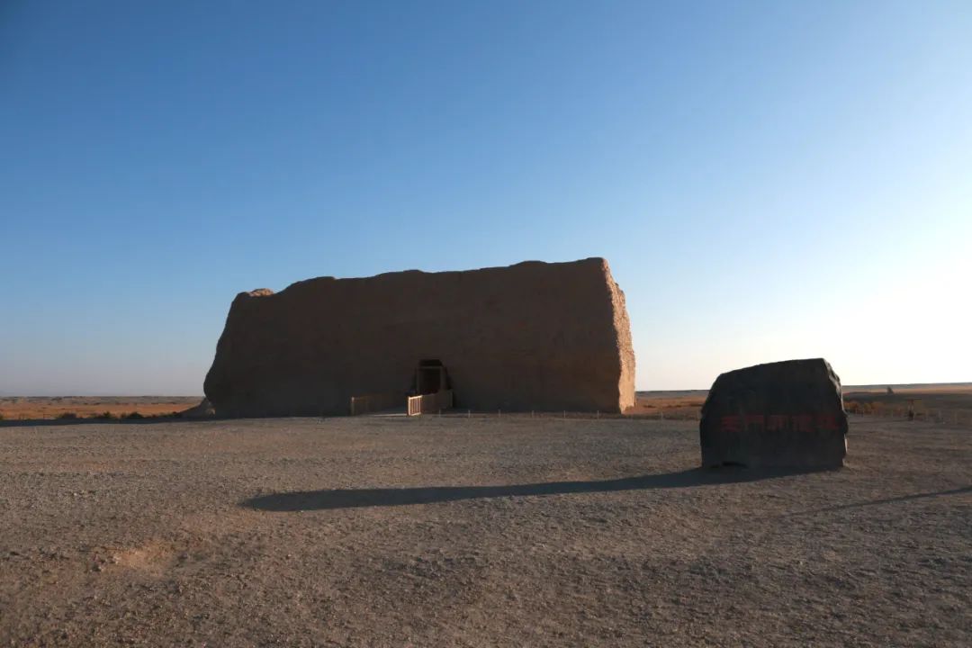 在敦煌市陽關,玉門關景區,戈壁,大漠,古遺址,藍天等構成一幅壯美畫卷