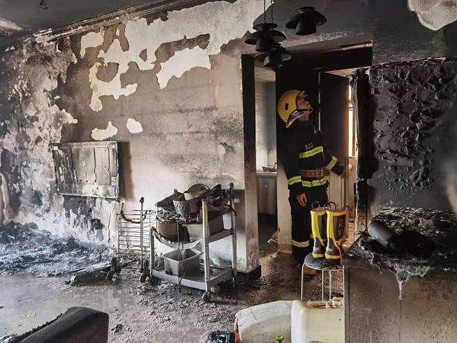 今早,贵阳花果园一居民楼突发大火,现场被烧得面目全非!