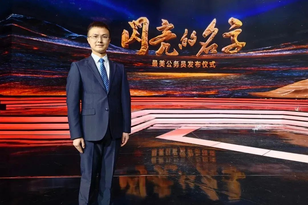 全国仅32人校友梁志埠获最美公务员称号