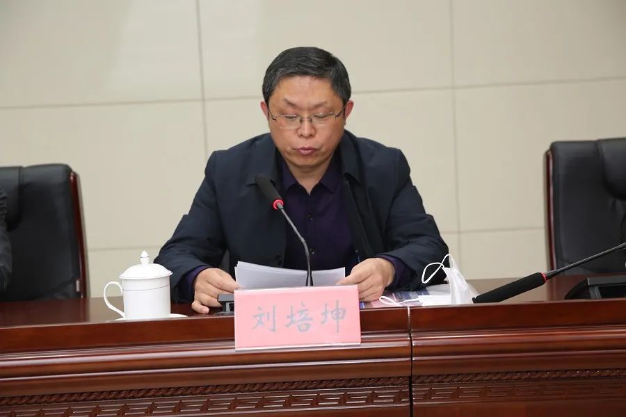 在张洪胜的监誓和王岩带领下,全体新选任人民陪审员