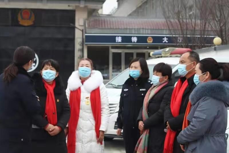 市女子看守所所长韩晓燕代表全所民警向市妇联全体同志们表示衷心感谢