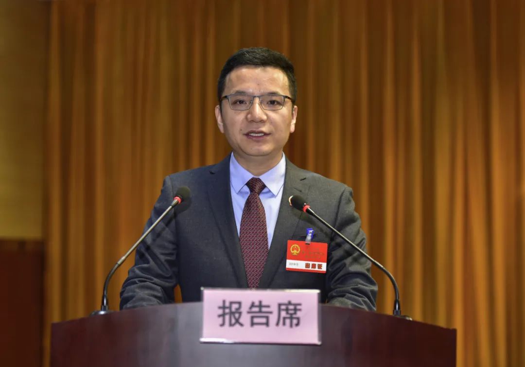 图|李孝鸿作表态发言新当选的县人民政府县长李孝鸿作表态发言他说