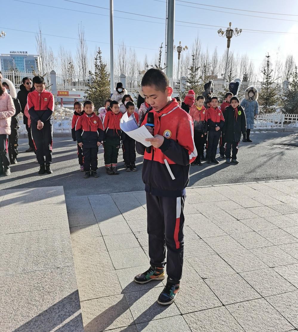 海西州第四次代表大会后,德令哈市黄河路小学少代会代表布力肯齐,利用