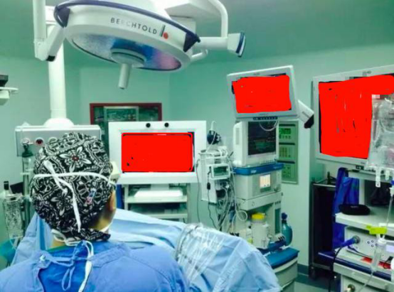 何建行正在做全球最早裸眼3D胸腔镜肺癌根治术手术现场