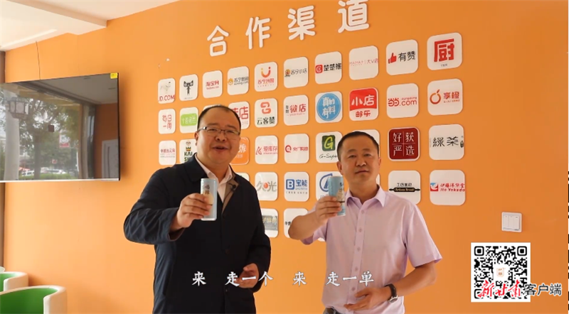邱军(左一)参加直播带货的场景。