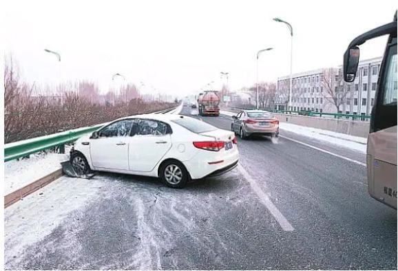 大庆交警提醒:雪天路滑,避免事故的根本是控制车速