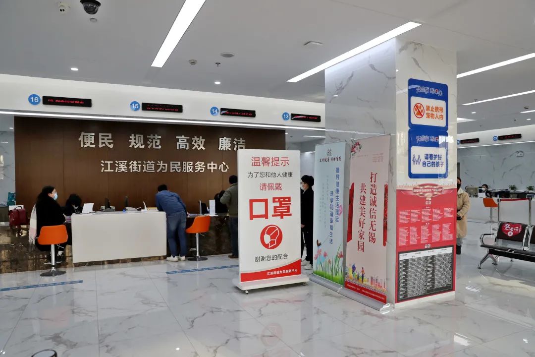 "一走进江溪街道睦邻中心,黄钦就对工作人员进行"抽测",还来到母婴室