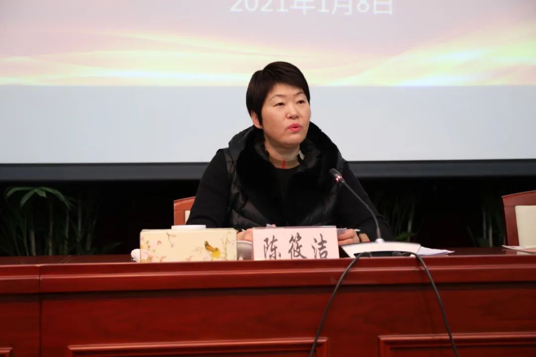 会上,陈筱洁副区长充分肯定了一年来全区基层社区卫生在疫情防控工作