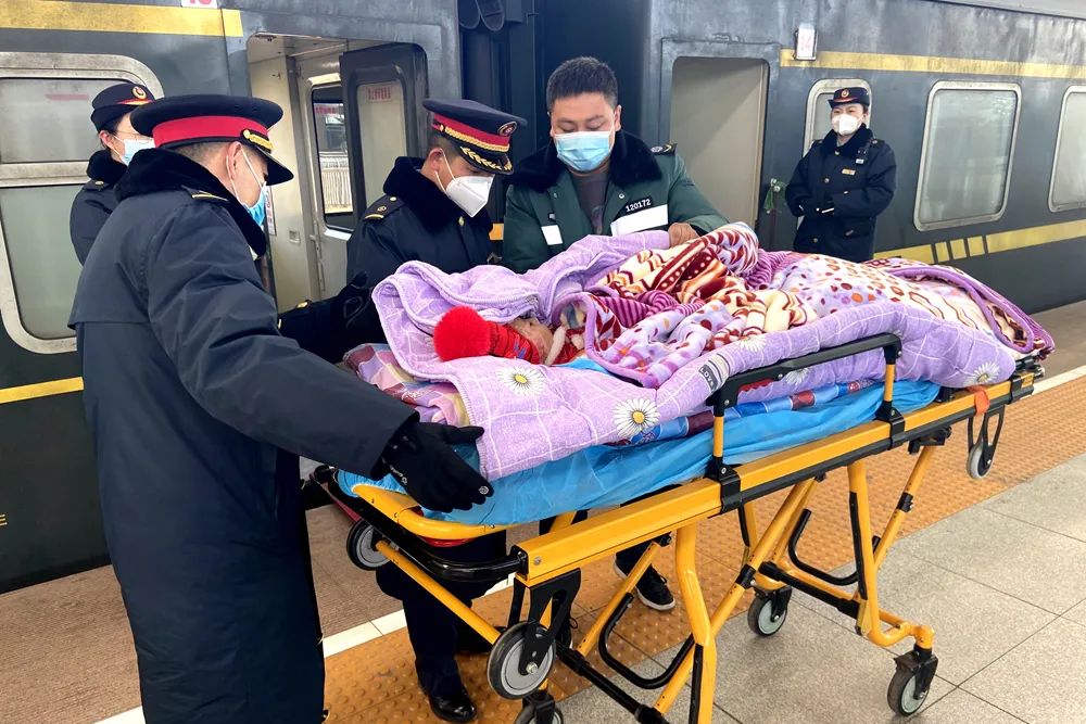 近日,兰州铁路局银川客运段担当的k1331次旅客列车上,列车乘务员对小