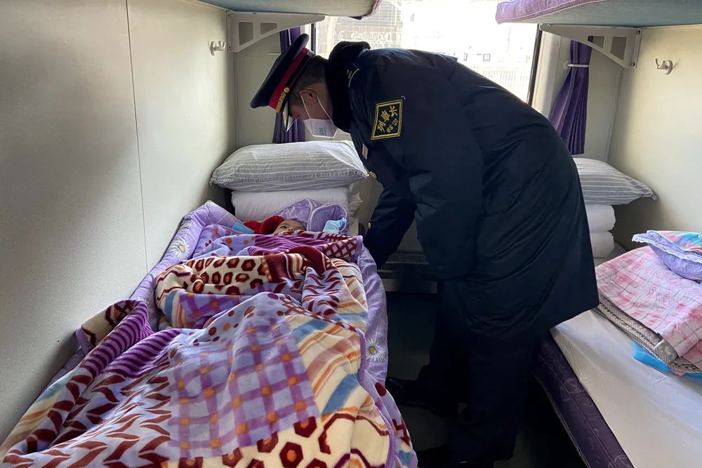 她们买的是11车13号中铺,这个铺位不便于照顾孩子.