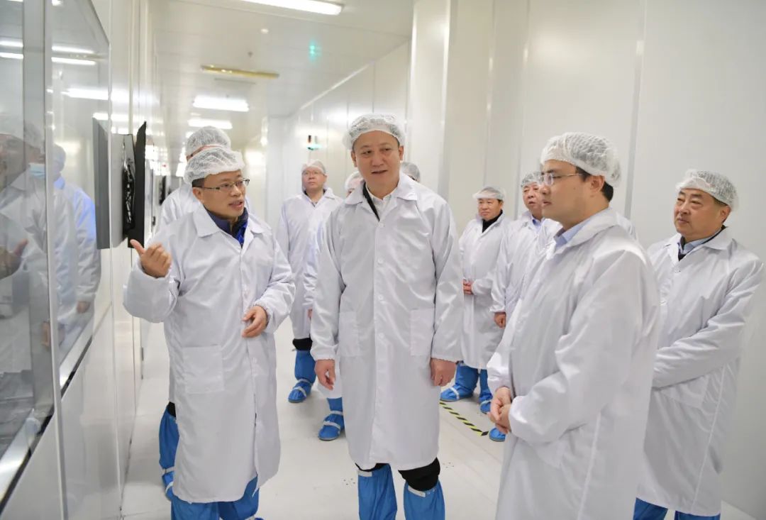 1月14日,中国农业银行安徽省分行党委书记,行长刘加旺一行来蚌考察.