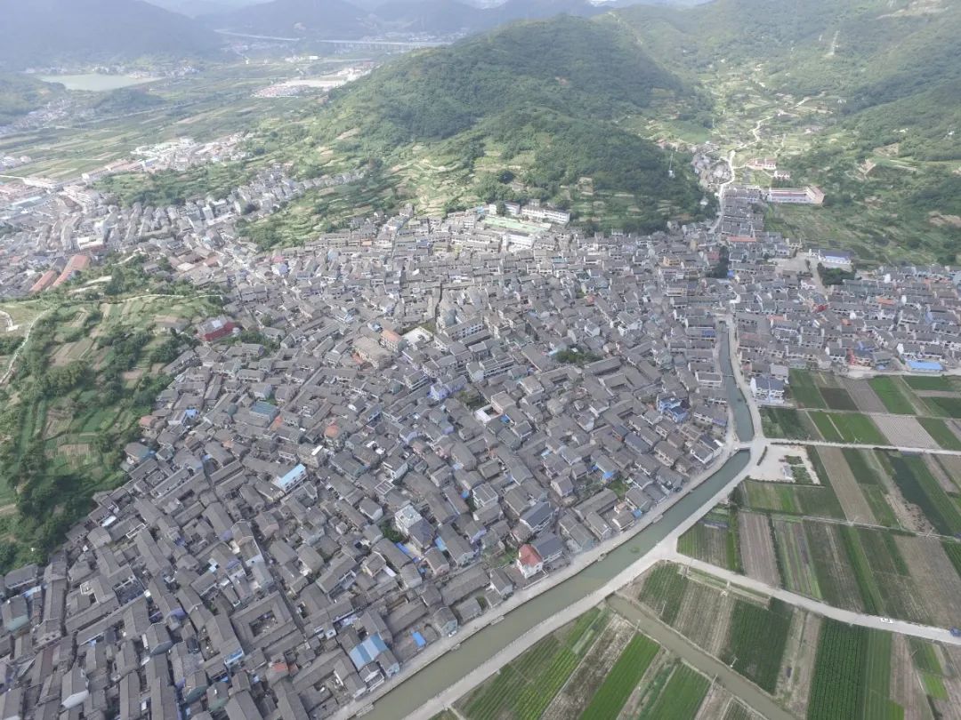 《古城郭巨》由北仑区政协文史委与郭巨街道联合编撰.