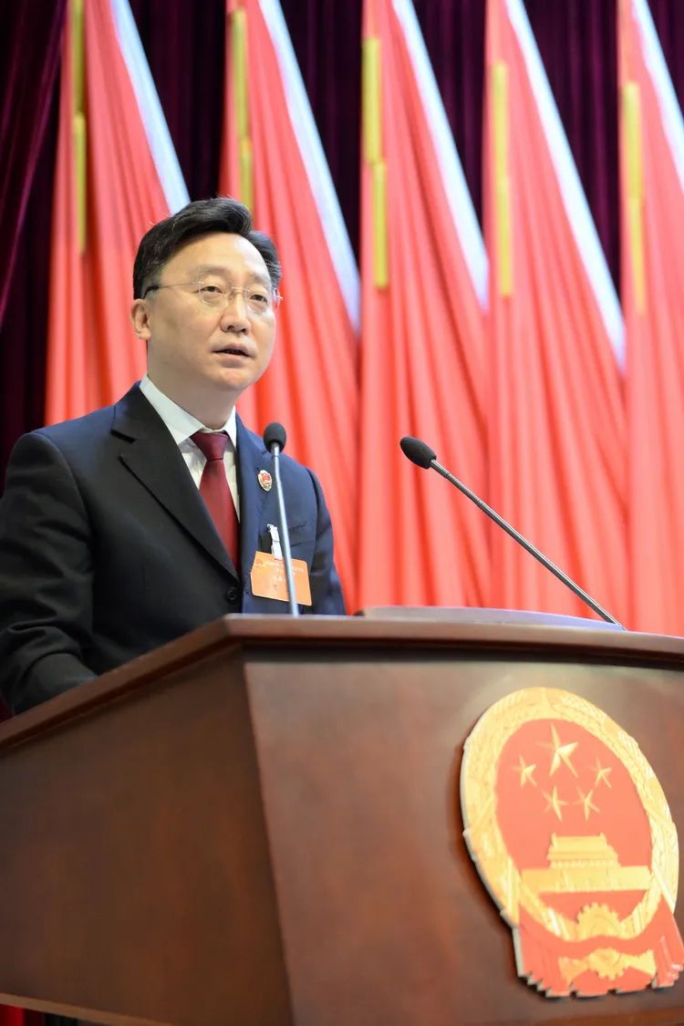 1月14日上午,黄浦区检察院检察长贺卫在区第二届人民代表大会第八次