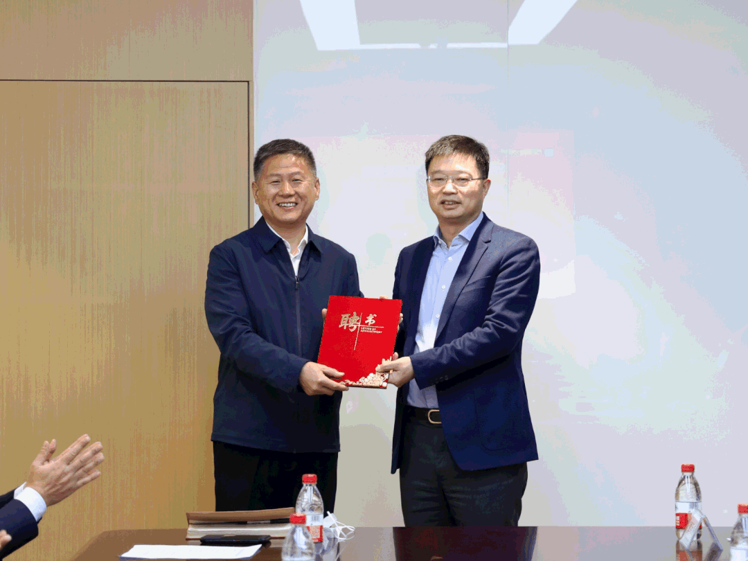 会上,方胜利还为创新发展研究院负责人颁发聘书