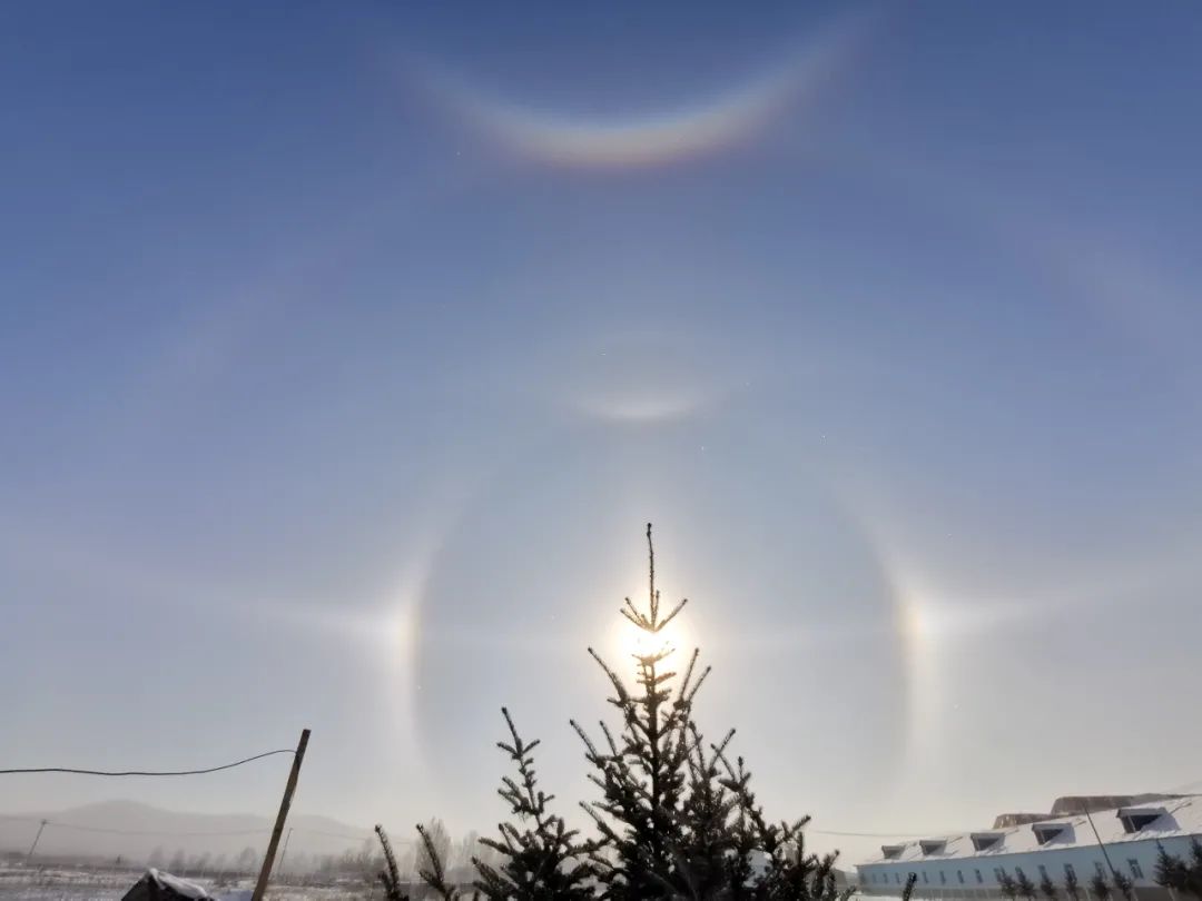 图里河镇天空出现罕见组合冰晕