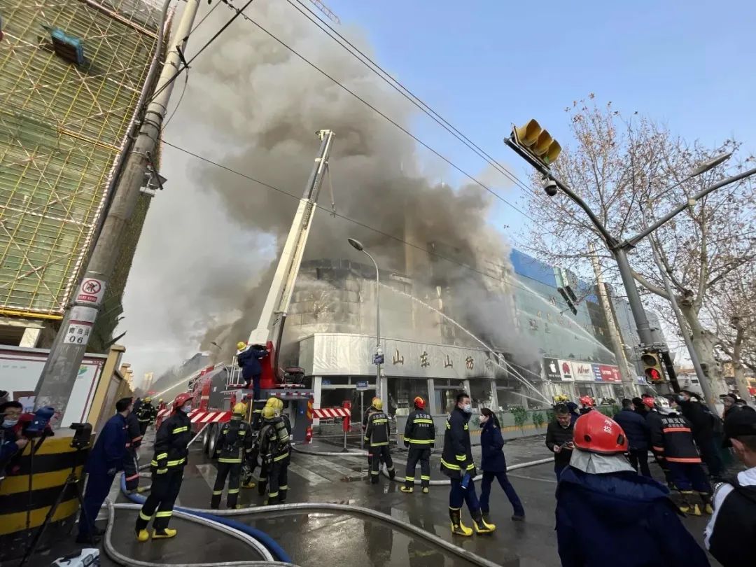 突发济南山大路山东山纺科技市场发生火灾目前无人员伤亡情况