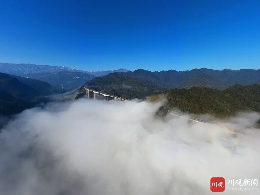 云端上的雅西高速惊现佛光奇观