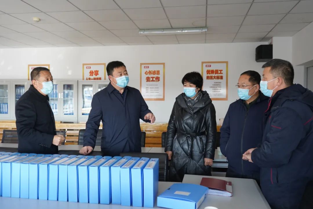 李六小在督导企业疫情防控时强调要坚持人员物品车辆