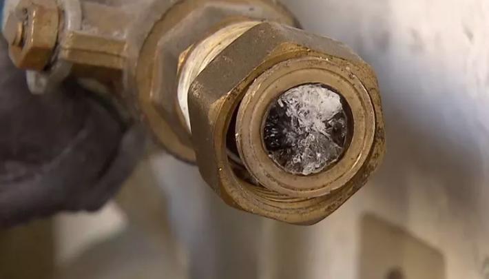 水管冻住能用开水浇吗冻裂漏水到底找谁修答案来了