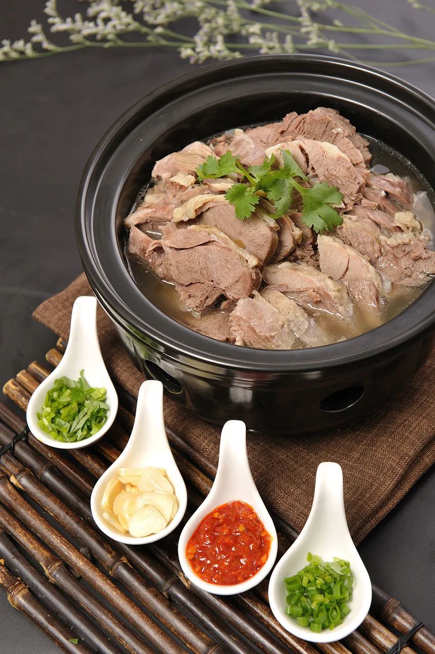 贵州的羊肉火锅中清汤很常见,但下锅的部位繁多,一顿羊肉火锅,从羊头
