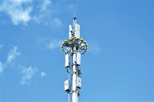三亚市区新建的5g基站. 陈聪聪 摄