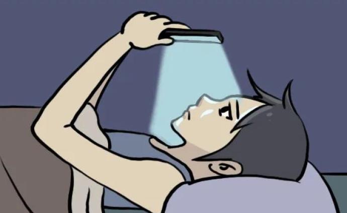 28岁男子躺床上玩手机，差点瞎了一只眼，这个坏习惯你也有