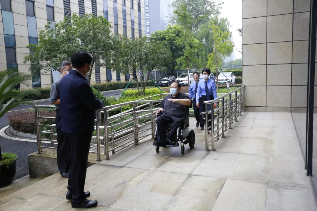 吕世明体验检察机关无障碍设施