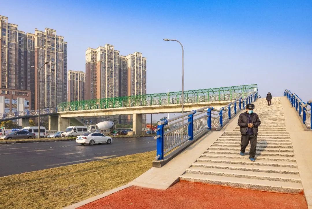 整改过后这座跨沙西线人行天桥变样了
