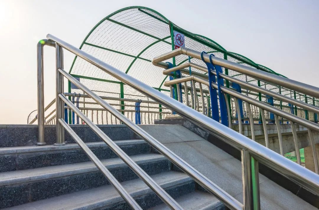 据了解,为了"帮助"工作,解决"难题",跨沙西线人行天桥改造工程还纳入