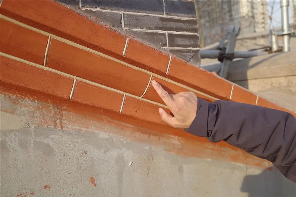 当年的模样还不够,为了使外立面清水墙在保持原貌的同时又能防湿防潮