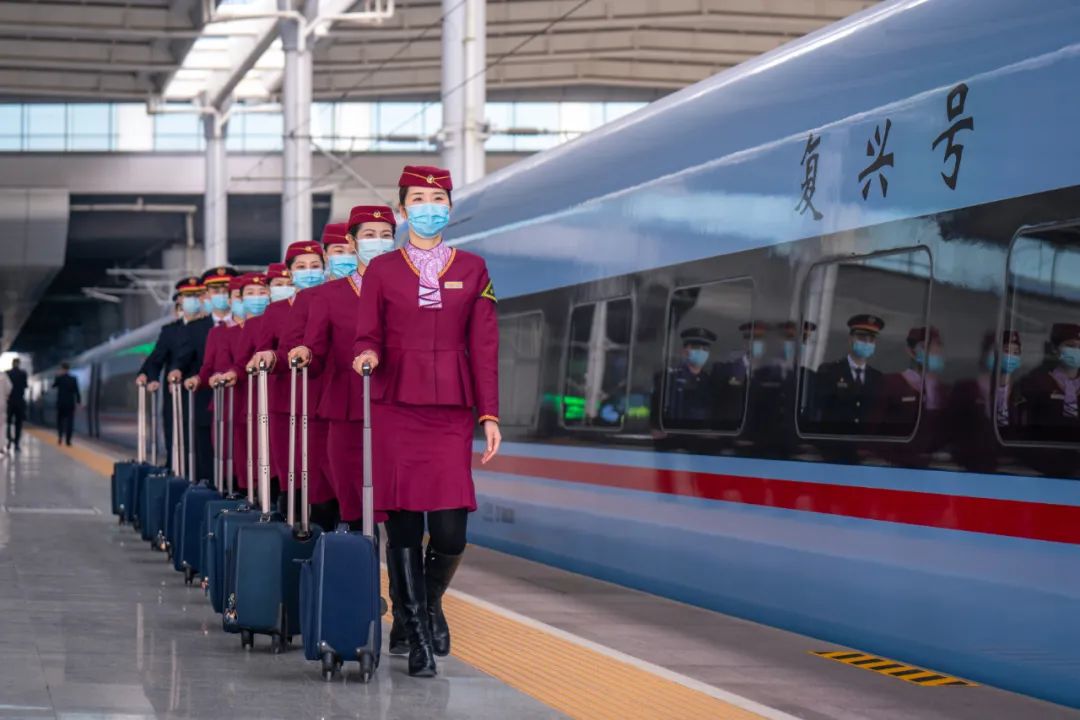 颜值爆表实力担当广西籍复兴号背后的小哥哥小姐姐来了