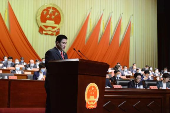 胶州两会胶州法院代院长陈刚在市十七届人民代表大会第五次会议上作