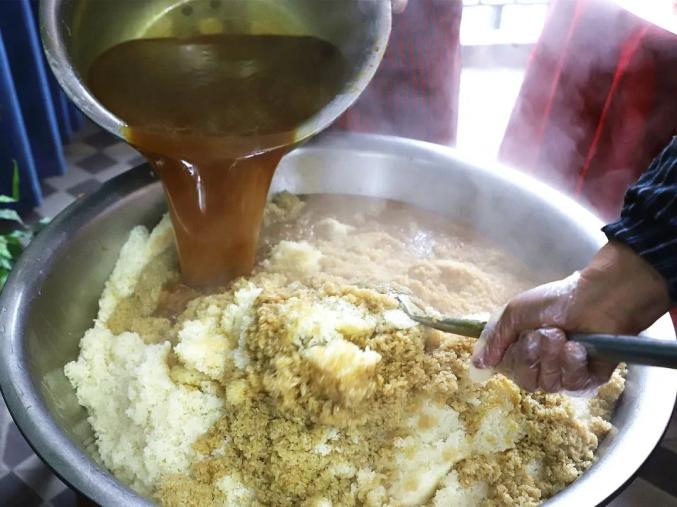 糯米洗净蒸上一个小时,在蒸糯米的过程中,要开始制作黄粑的"精髓"