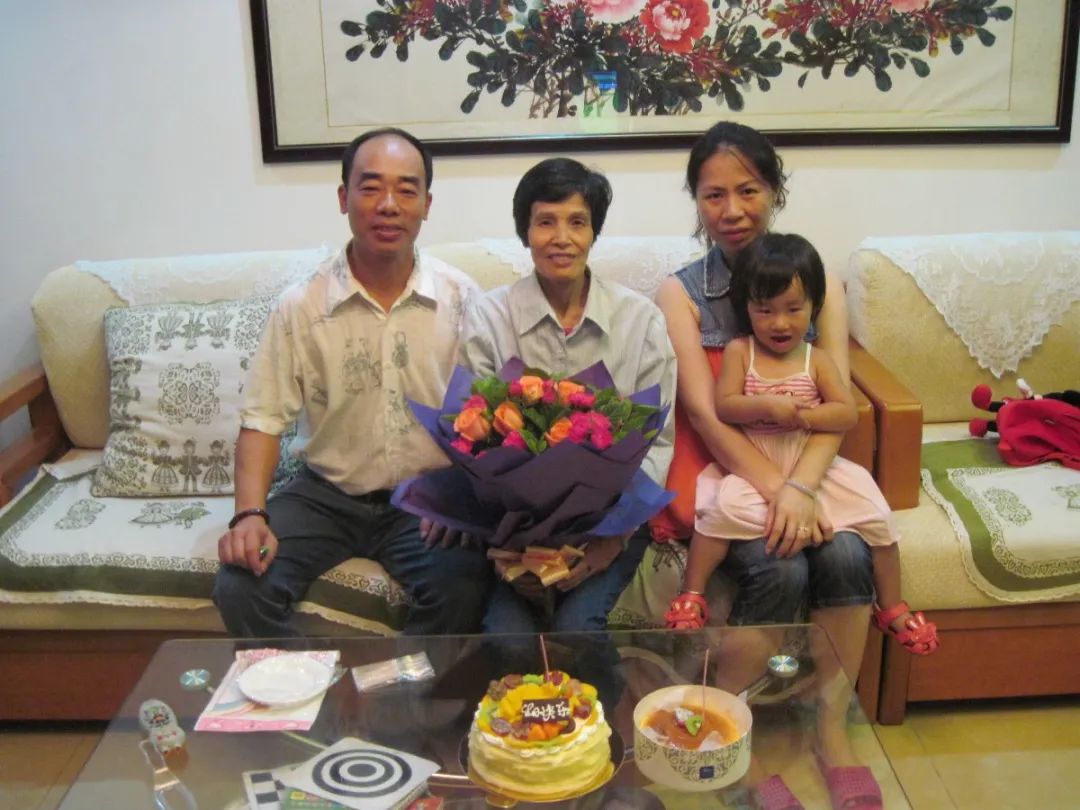 继2009年父亲黄祥福去世后,母亲梁美彩的健康也每况愈下,2016年2月