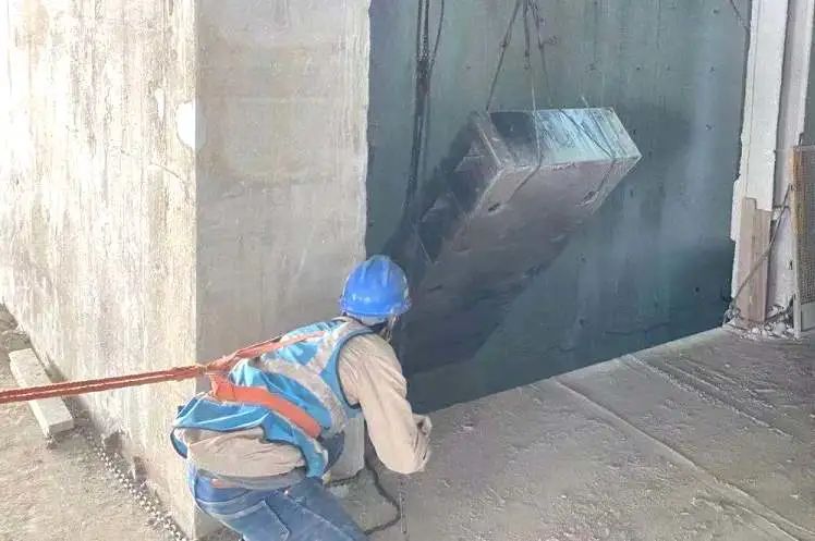 吊02由预留吊装孔进入机房最后下降475米至负一层然后翻过主楼本体,到