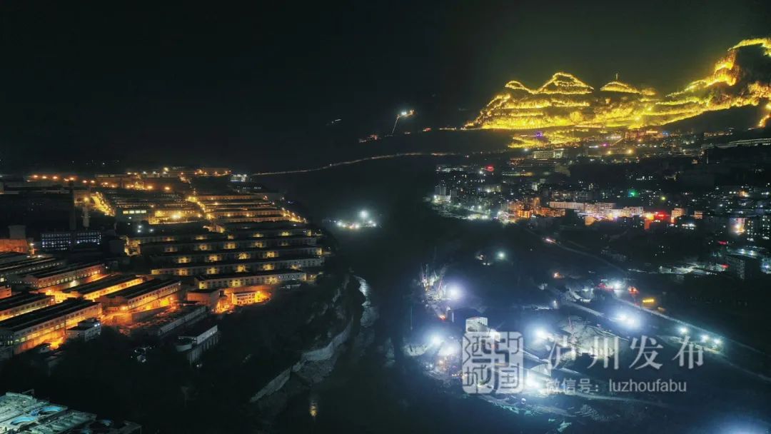 二郎镇灯光秀目前还处于调试阶段泸小布了解到宛如极光夜景在灯光影射
