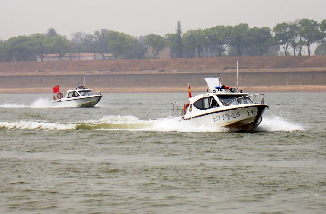 长沙市公安局治安支队水警大队在湘江长沙段开展巡查