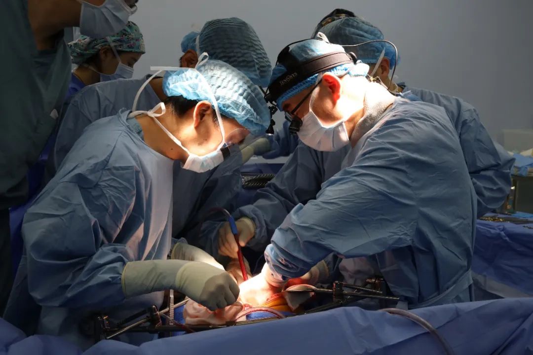 外科医生一边手术一边发明为癌王手术助一臂之力