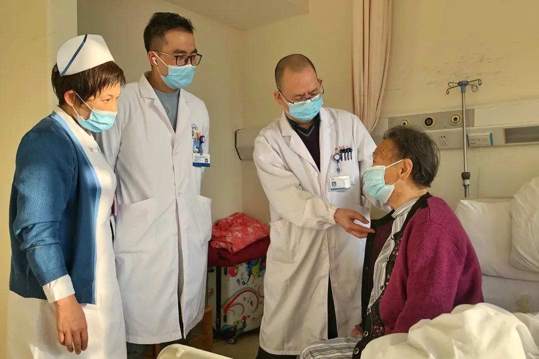 罗主任正在对王阿婆进行术后检查罗清泉肿瘤科常务副主任,主任医师