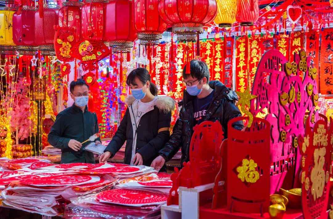 市民在呼和浩特市玉泉区食全食美年货市场选购年货.
