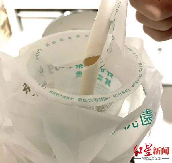 纸吸管喝奶茶被泡烂网友用了几次纸吸管我戒了奶茶
