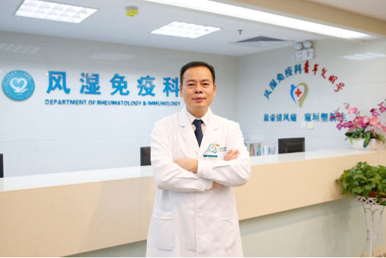 李天旺 广东省精准医学应用学会理事、自身免疫病分会副主任委员 广东省第二人民医院风湿免疫科主任 主任医师,医学博士,博士生导师,美国哈佛大学医学院附属麻省总医院访问学者,中华医学会风湿病学分会第九届青年委员,广东省中西医结合风湿病学会副主任委员,广东省临床医学学会风湿免疫分会副主任委员,广东省医学会内科学分会常委,广东省医学会风湿病学分会委员,广东省医师协会风湿免疫病分会委员,广东省医院管理学会临床科主任分会常委。