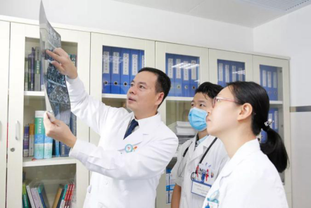 李天旺指导团队医生阅片