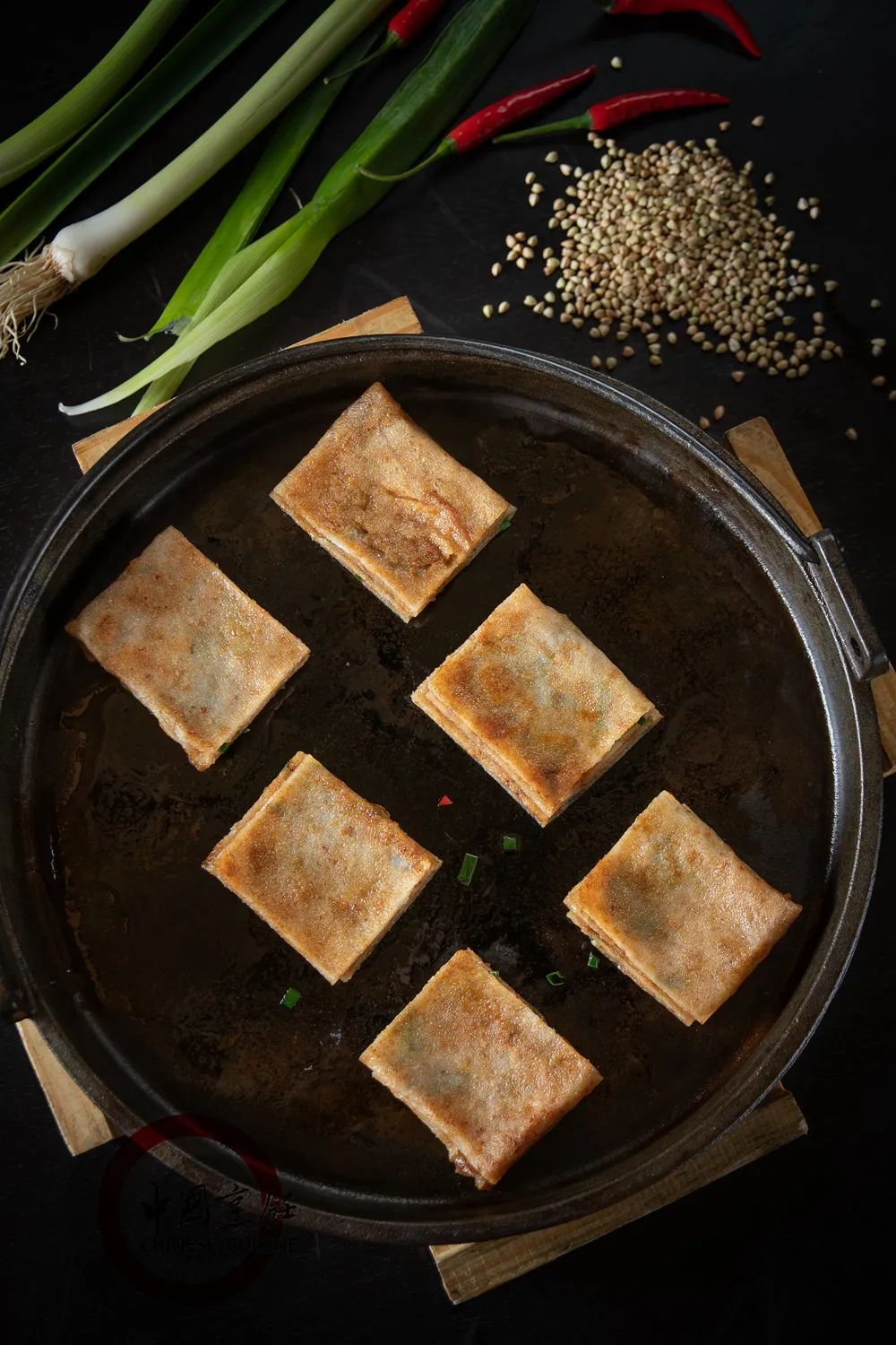 寒冬腊月,在湖口农村,许多有土灶大锅的家庭会趁着晴好天气煎豆粑.