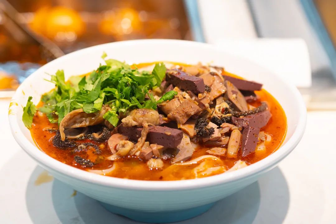 面,什锦素面,还创新了多种更符合现代年轻人口味的浇头,诸如羊杂面,羊