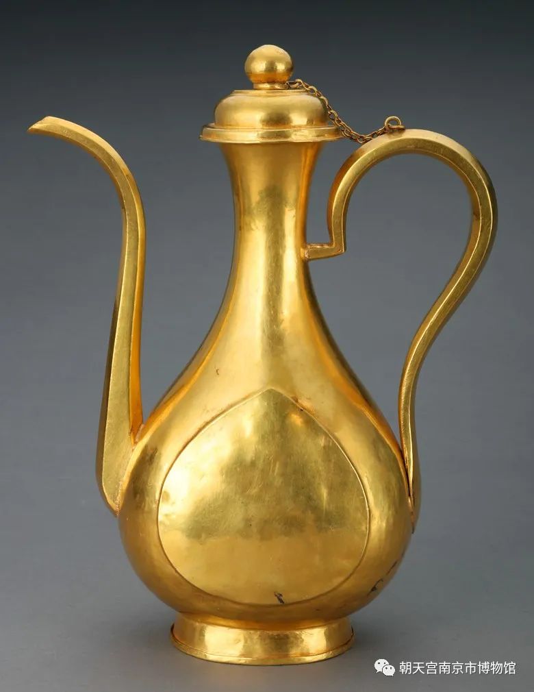 首都博物馆藏,北京右安门外万贵夫妇墓出土的"杏叶纹金执壶",也有凸出