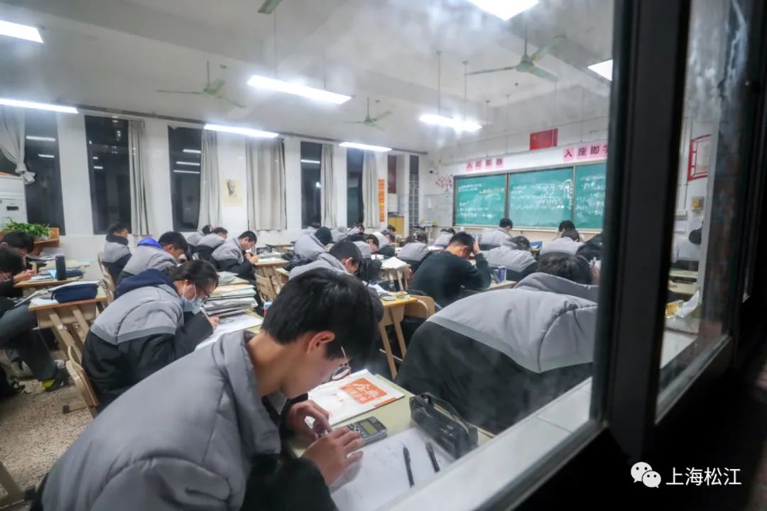 感受他们的奋斗与青春一中学生的晚自习时光跟着小松一起走进临近期末